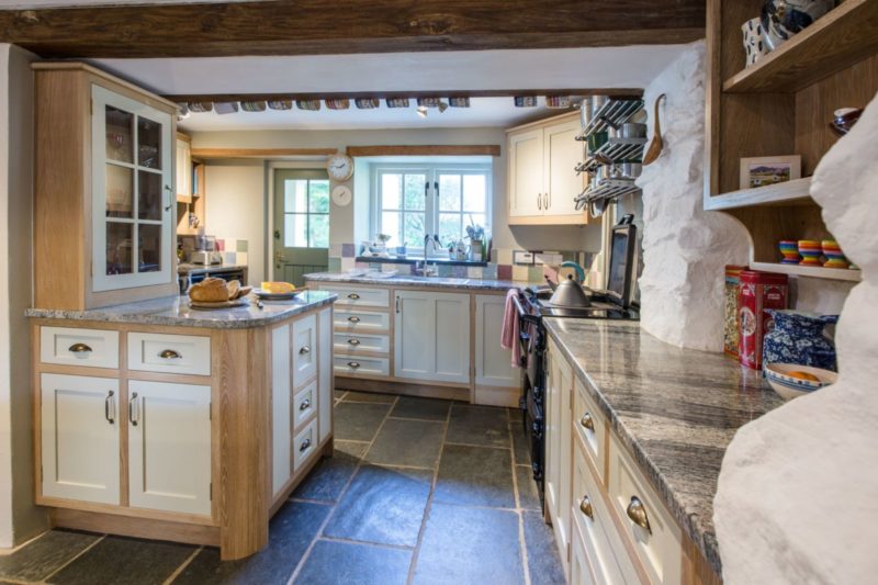 rustic-painted-and-oak-kitchen-brecon-093